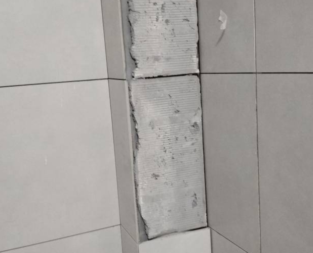 乌海瓷砖空鼓维修公司分享下瓷砖施工前基层浇水润湿程度不足，可能导致以下问题